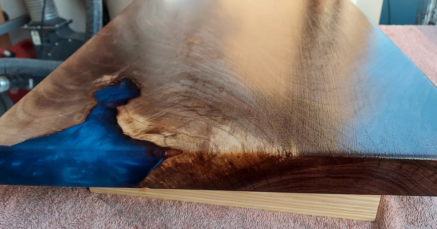 Side table in walnut and epoxy